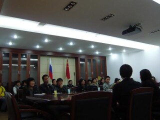 强生（中国）医疗器械有限公司销售部人员为国关院学生讲述如何进入外企