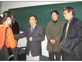 《世界知识》杂志总编辑沈国放来我校演讲 