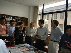 教育部社科司副司长袁振国一行来我中心视察基地建设工作