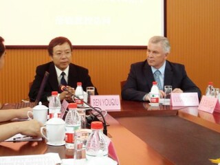 俄布里亚特共和国总统访问俄中心