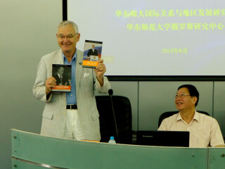 加强国际合作，增进校际交流，提升研究生培养水平——美国弗吉尼亚大学教授Allen Lynch在我校为研究生讲授系列课程