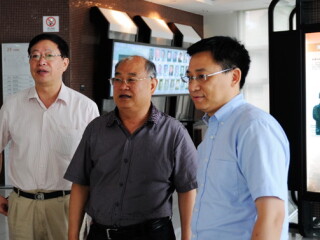 外交部档案馆长鲁桂成大使访问我校档案馆