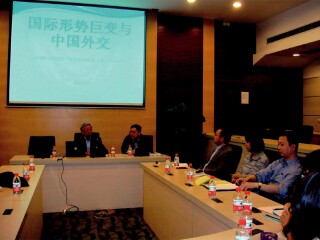 杨成绪大使访问周边中心