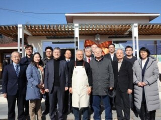 沈志华教授、首尔大学统一和平研究院院长金范洙教授和参加第二届长安论坛的中日韩三国学者，与韩国前总统文在寅在釜山坪山书房进行了茶叙